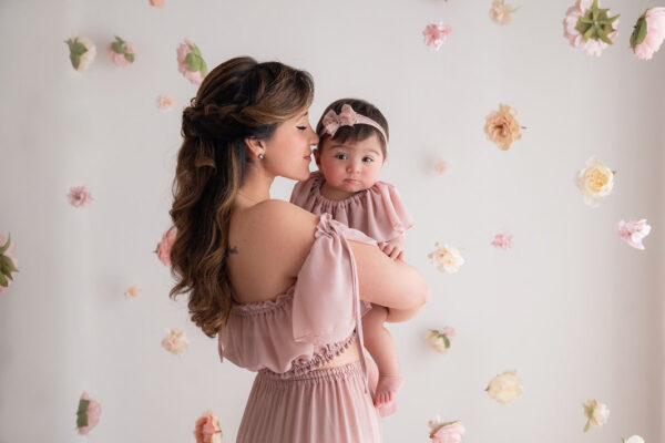 Alice spring's mommy and me sartoria partenopea festa della mamma Enza Alfano fiori rosa cipria mommy and me made in Italy abito in chiffon Maternity