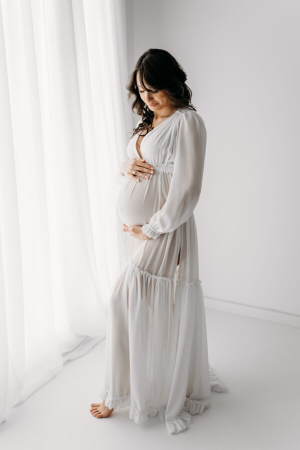 abito maternity Adelaide bianco angelica casaccia chiffon luce naturale manica lunga sartoriale made in Italia scollo a v spacco laterale