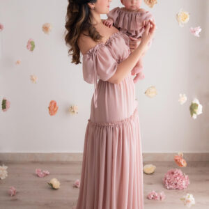 Alice spring's mommy and me sartoria partenopea festa della mamma Enza Alfano fiori rosa cipria mommy and me made in Italy abito in chiffon Maternity