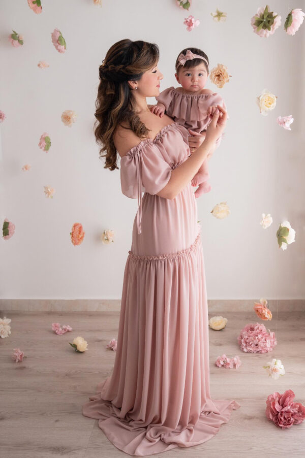 Alice spring's mommy and me sartoria partenopea festa della mamma Enza Alfano fiori rosa cipria mommy and me made in Italy abito in chiffon Maternity